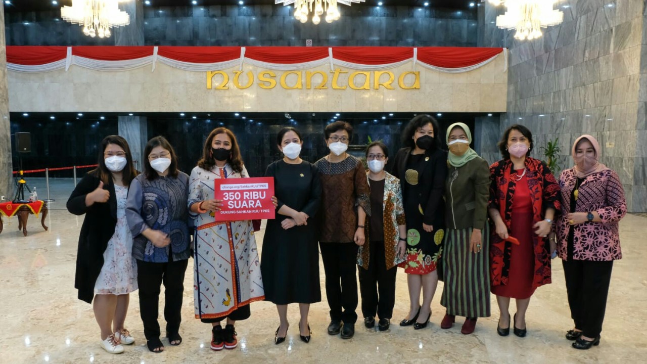 Ketua DPR RI Puan Maharani bersama para aktivis perempuan.