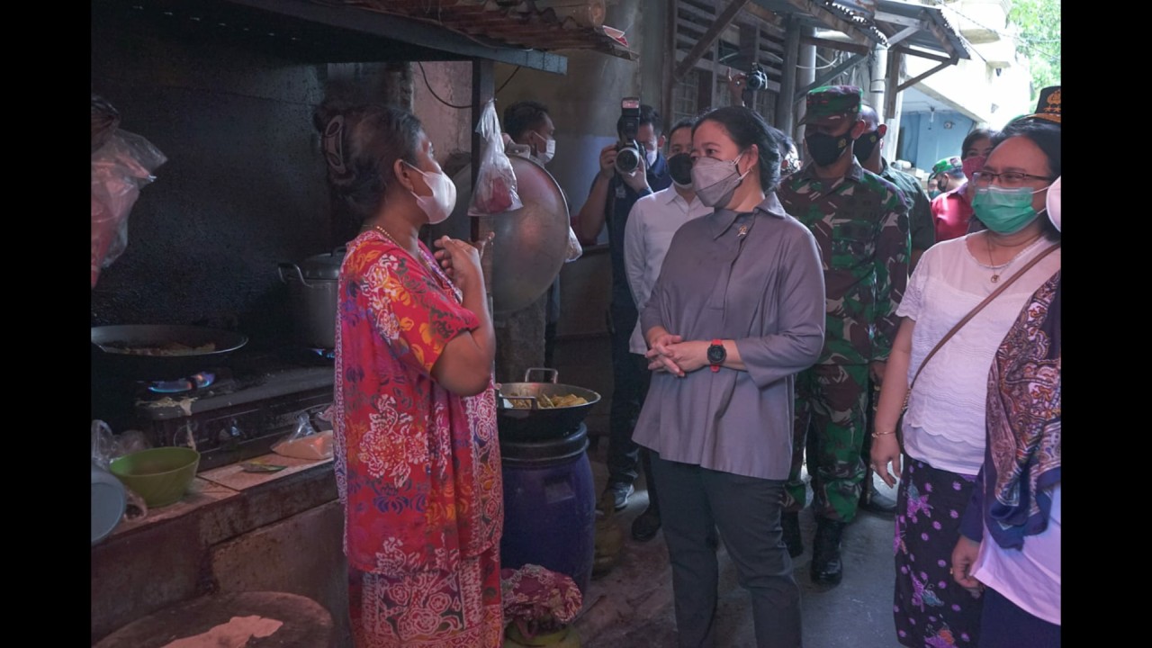 Ketua DPR RI Puan Maharani saat berbincang dengan masyarakat.