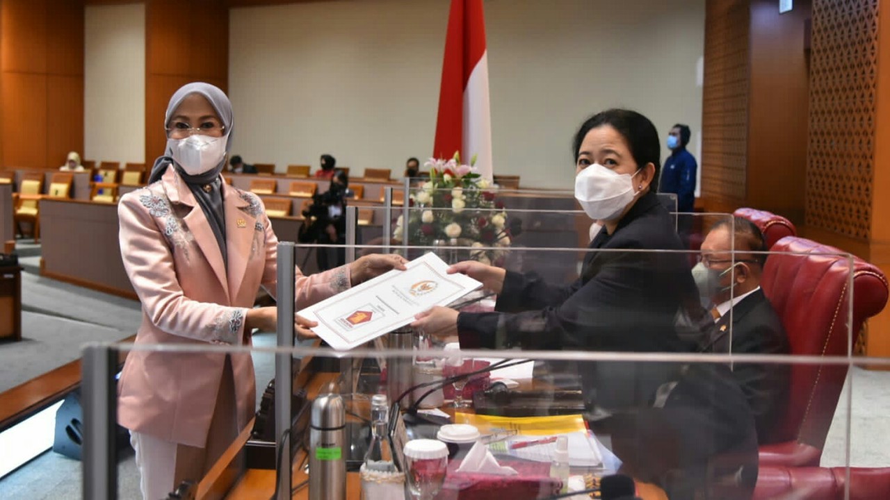 Ketua DPR RI Puan Maharani (kanan).