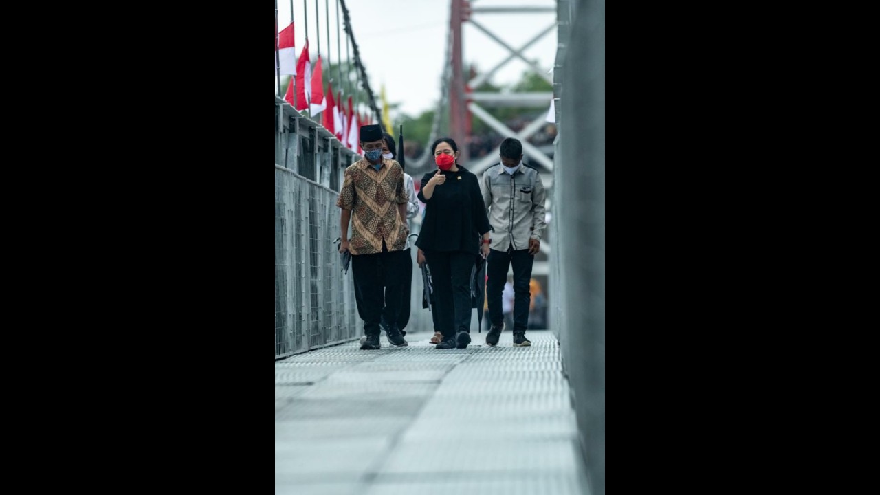 Ketua DPR RI Puan Maharani saat menyusuri Jembatan Gantung Girpasang.