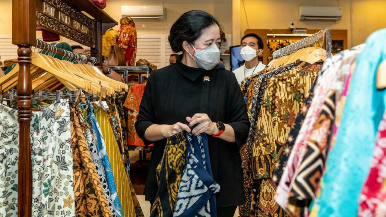 Ketua DPR RI Puan Maharani saat mengunjungi Pasar Laweyan.