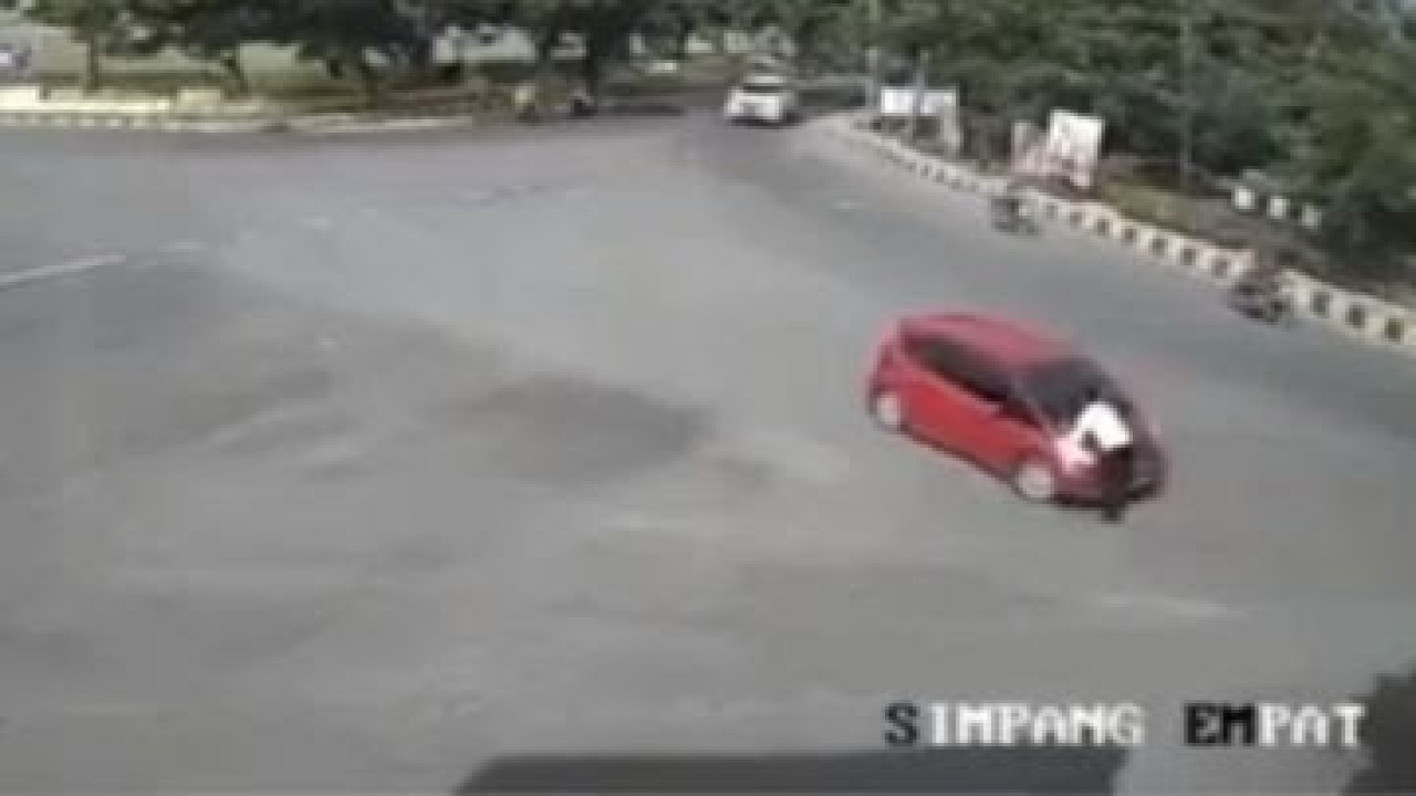 Rekaman polisi gagalkan perampasan mobil. (Net)