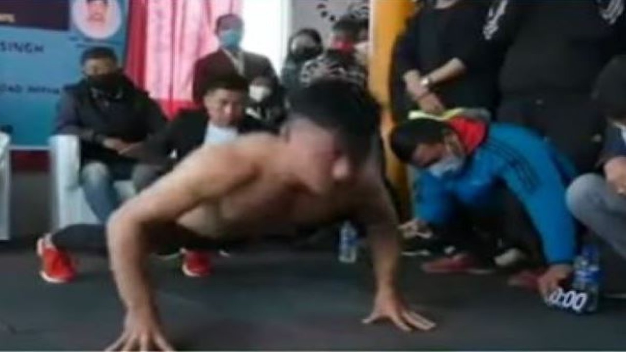 Thounaojam Niranjoy Singh memecahkan rekor dunia push-up. (Tangkapan layar via UPI)