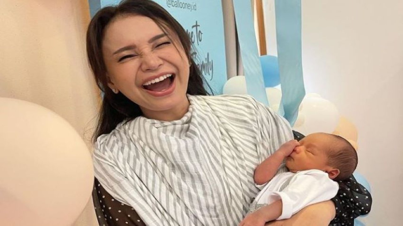 Rossa menggendong baby L. (Instagram @itsrossa910)