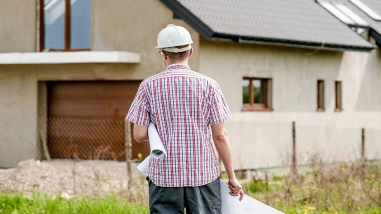 Ilustrasi, seorang arsitek hendak mendesain ulang sebuah bangunan. (net)