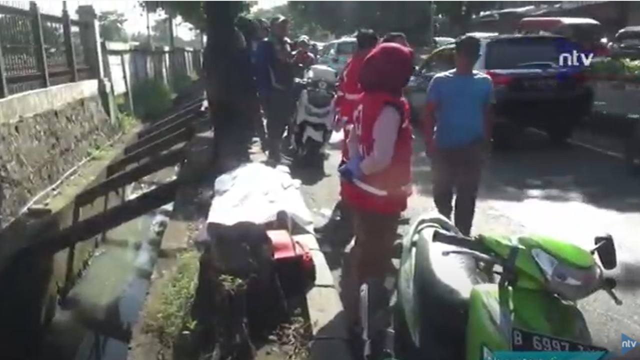 Seorang pengojek tewas setelah menabrak separator busway. (dok. Nusantara TV)