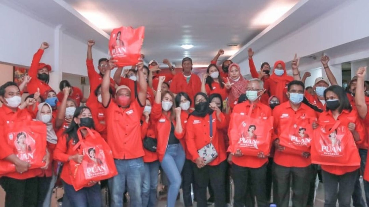 Sondang Tampubolon saat membagikan beras pemberian Ketua DPR RI Puan Maharani. (Instagram @sondangtampubolon.dki1)