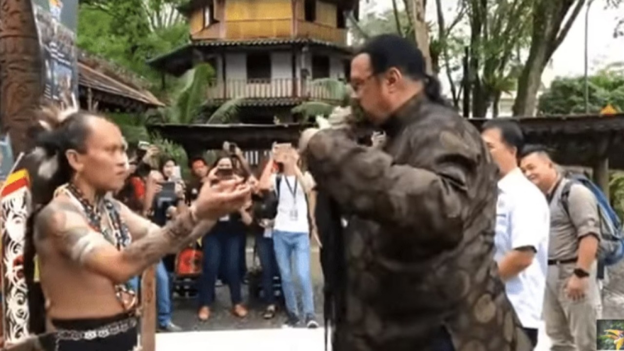Steven Seagel ke Kalimantan. (net)