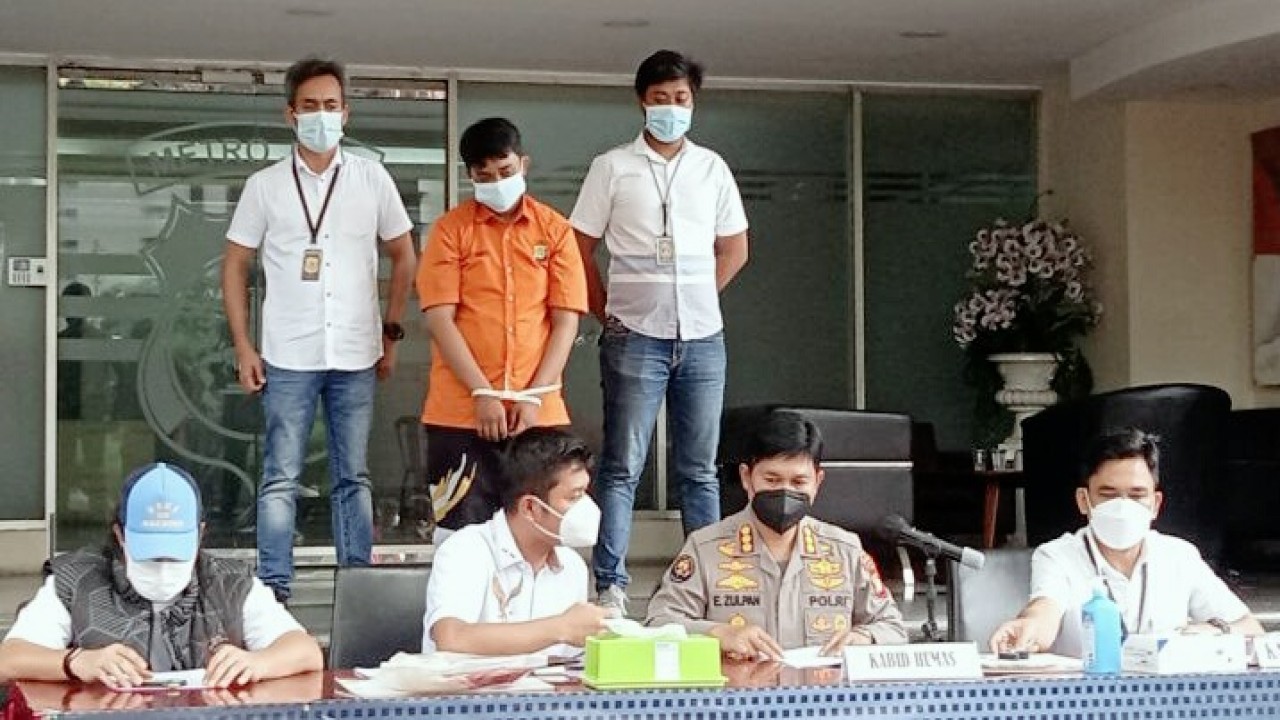 Tersangka (baju tahanan oranye) pembunuhan teman sendiri saat konferensi pers Polda Metro Jaya.