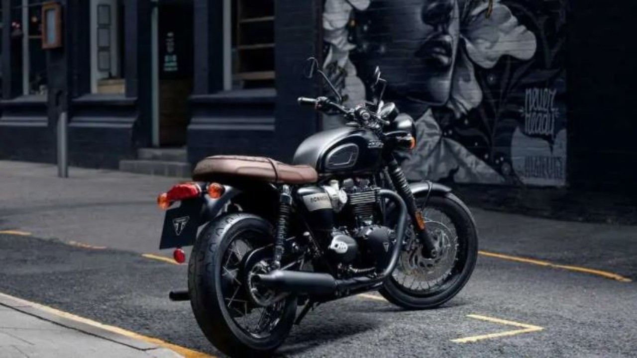 Triumph Bonneville Gold Line Edition 2022. (RideApart)