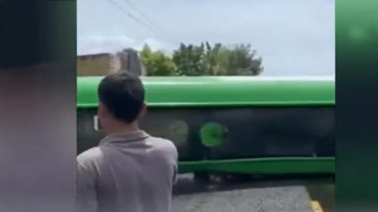 Sebuah truk pengangkut minyak terguling di Jalan Raya Maos, Cilacap (3/1/2022). (dok. Nusantara TV)