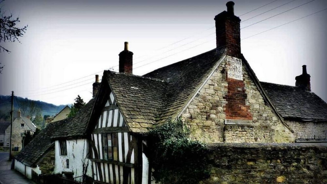 Tumpukan tulang manusia ditemukan di rumah paling berhantu di dunia . (Mirror)