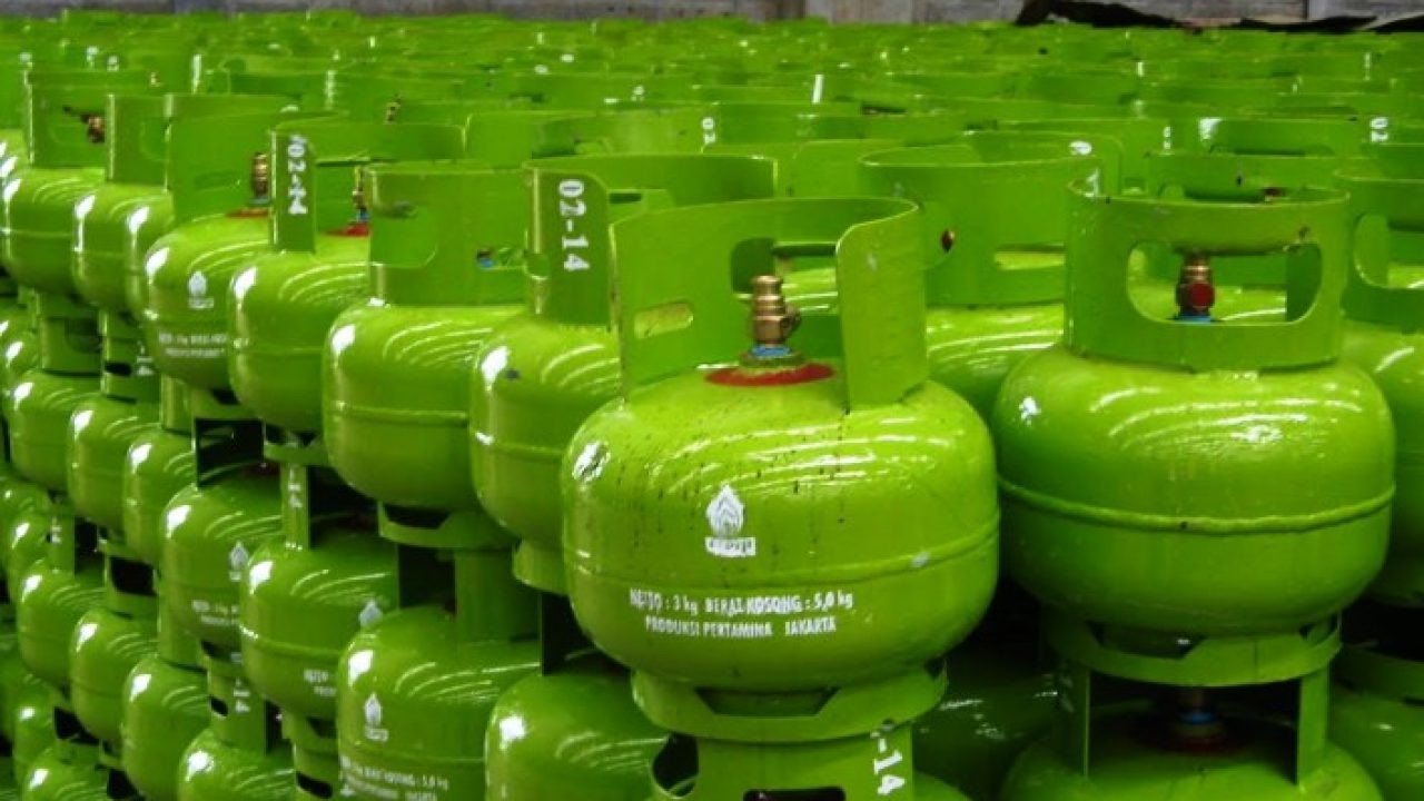 Tumpukan gas LPG 3 kilogram/ist