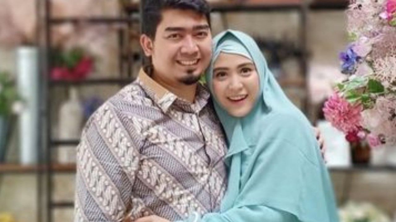 Ustaz Solmed dan April Jasmine.(net)