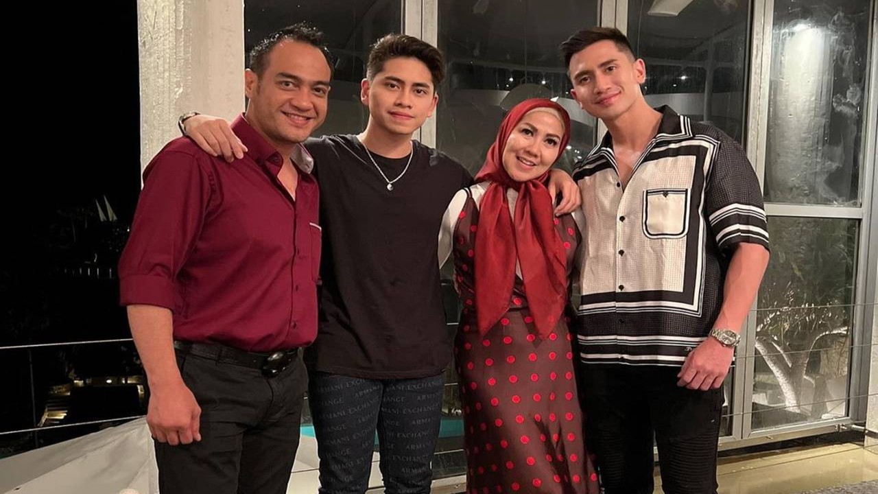 Verrel Bramasta  (kanan) berfoto bersama dengan Venna Melinda (kedua kanan), Athalla Naufal (kedua kiri) dan Ferry Irawan (kiri)/ist