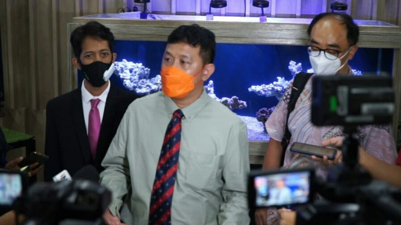 Yudi Syamhudi Suyuti (tengah).