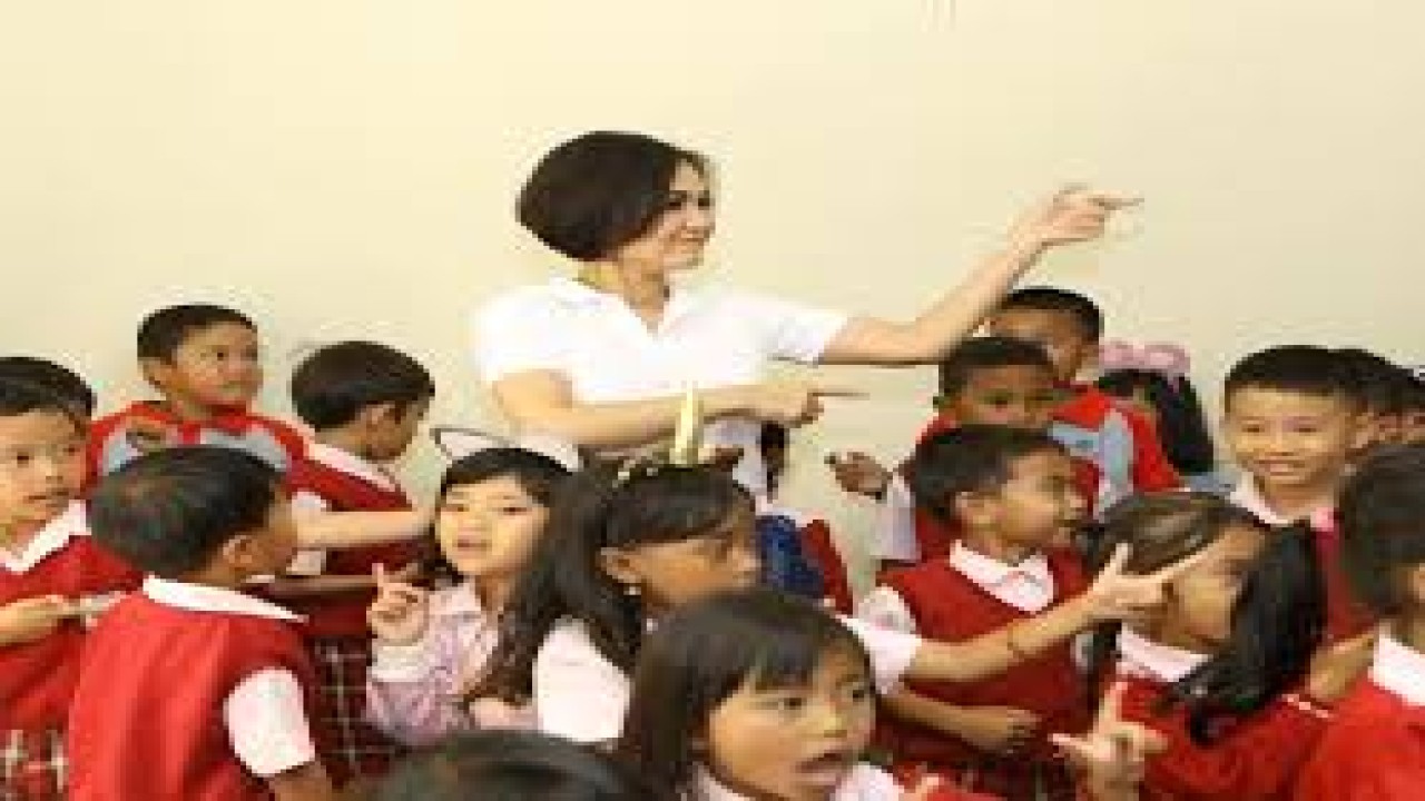 Yuni Shara bersama para siswa/ist