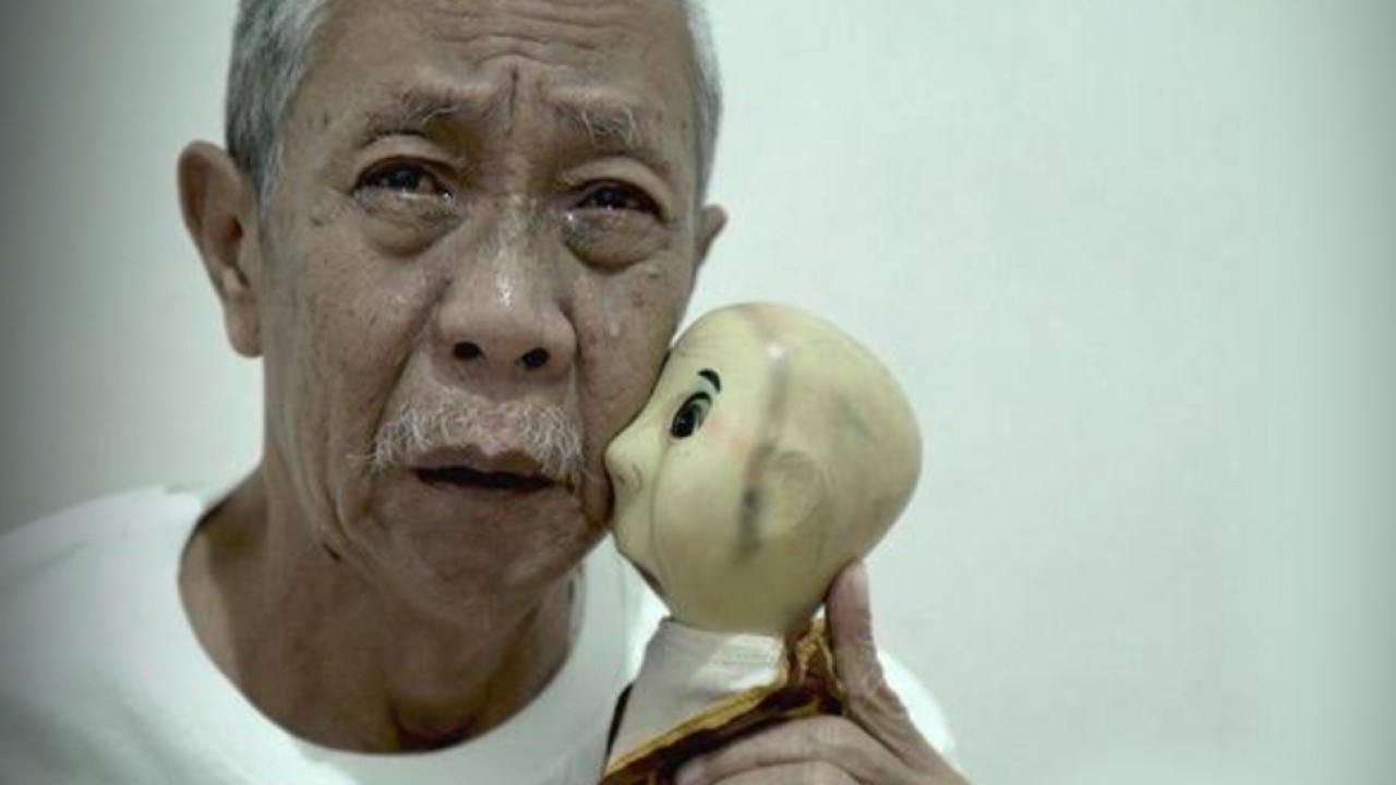 Abdul Hamid bersama boneka Pak Ogah. (net)