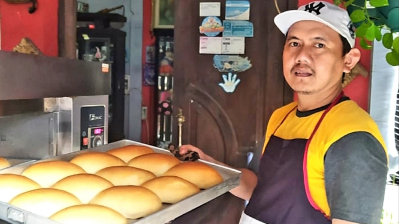 Achmad Sofyan pembuat roti premiun. (Istimewa)