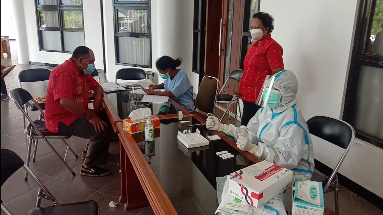 Anggota DPRD Manggarai Manggarai Timur sedang menjalani rapid tes antigen. Foto (Gabrin Anggur/Nusantara TV)