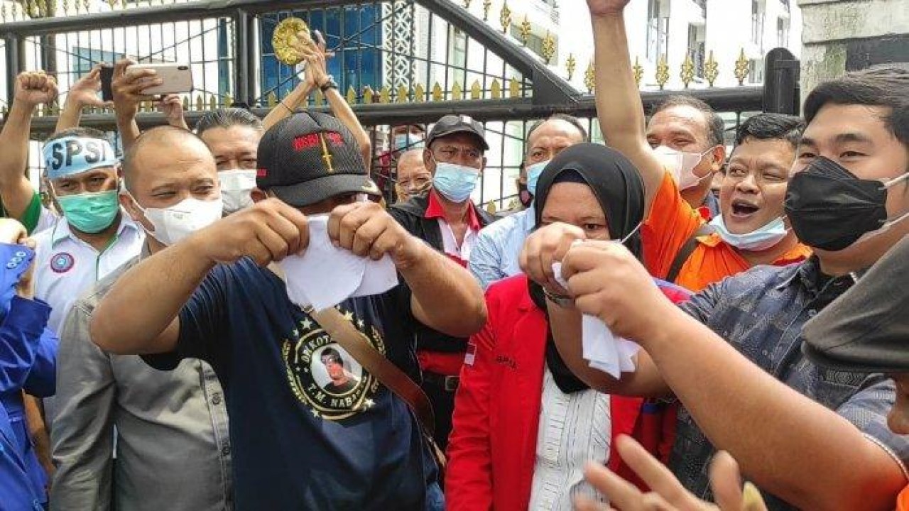Anggota DPRD Sumut merobek surat aturan JHT sebagai simbol dukungan terhadap aspirasi buruh/ist