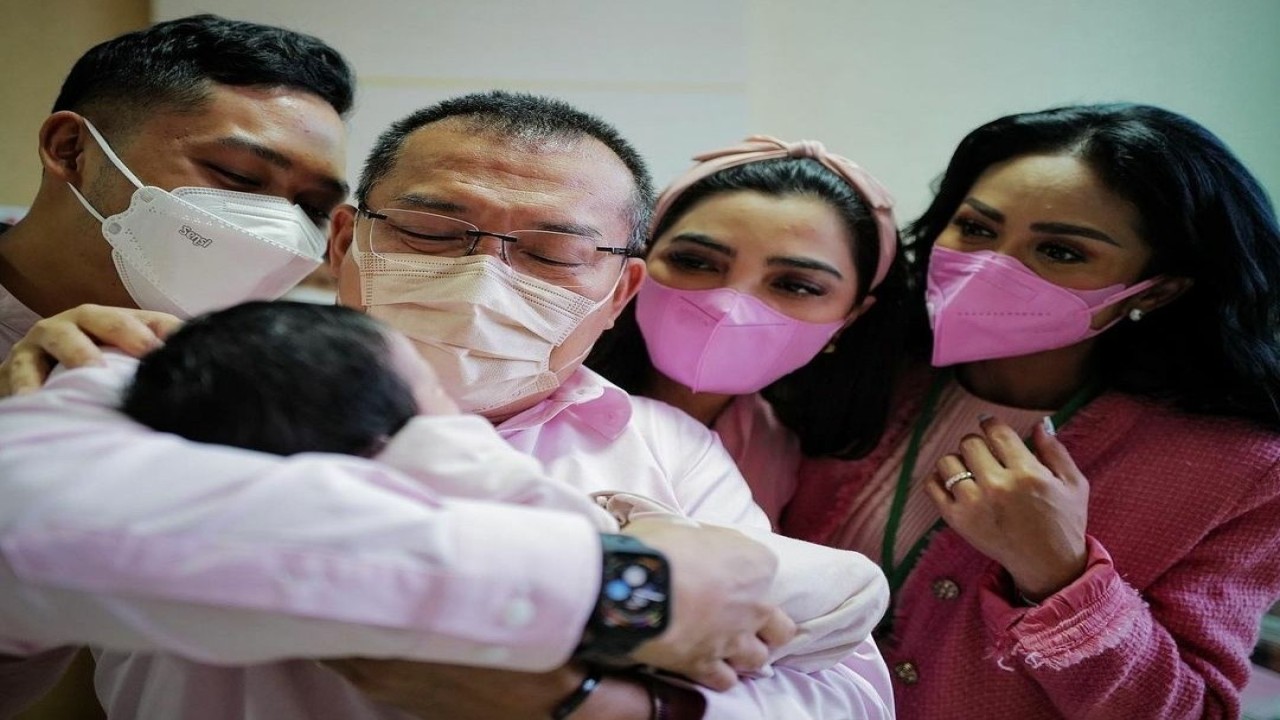 Baby A saat digendong oleh sang kakek Anang Hermansyah disaksikan Krisdayanti, Ashanty dan Azriel Hermansyah/ist