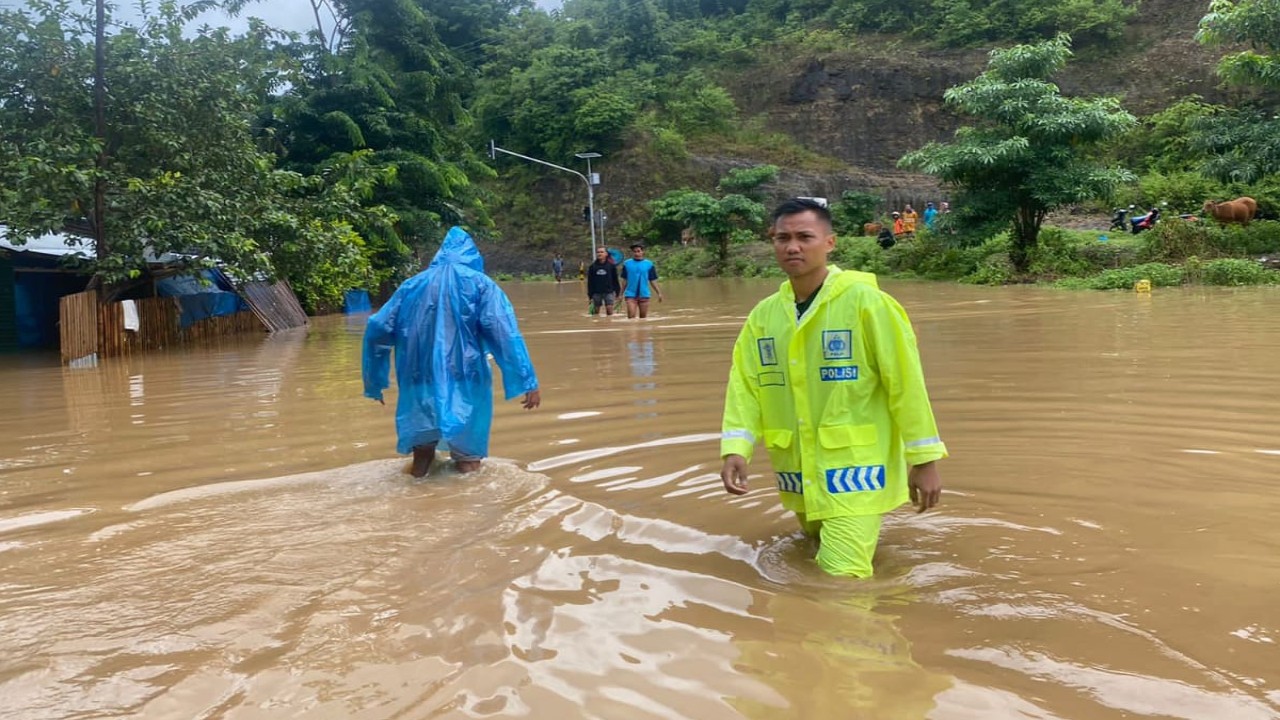 Banjir melanda Kecamatan Reok, Kabupaten Manggarai. Sebanyak 57 rumah milik warga terendam banjir. Foto (Humas Polres Manggarai