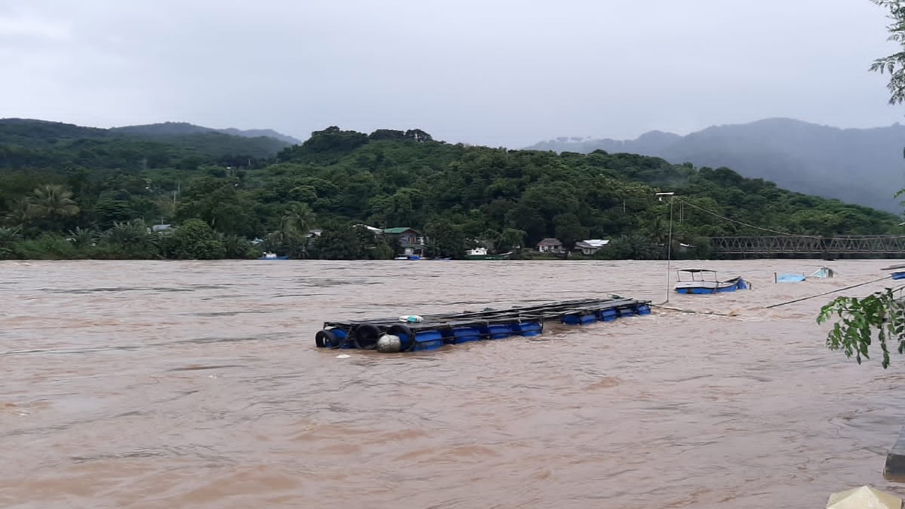 Gabrin Ntt: Satu unit perahu milik nelayan di Reo tenggelam akibat luapan sungai Wae Pesi. Foto (istimewa)