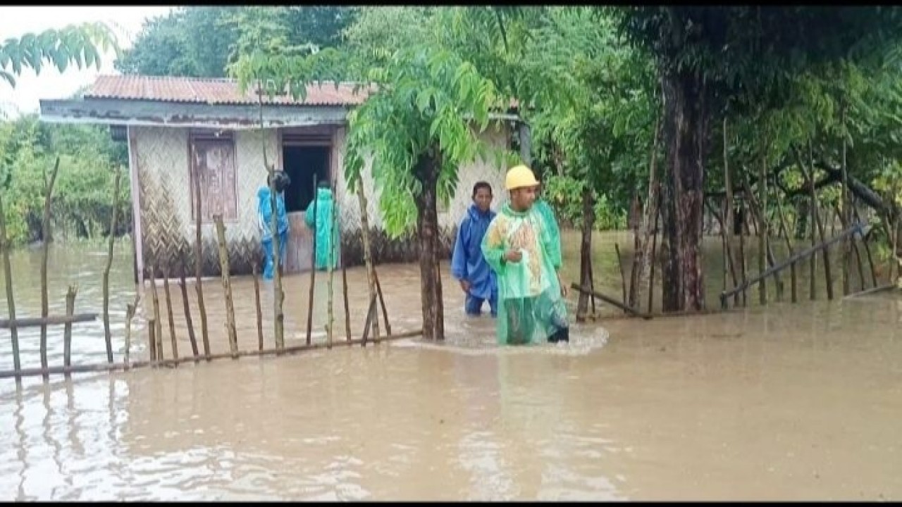 Camat Lamba Leda Utara saat memantau keadaan banjir. Foto (Istimewa)