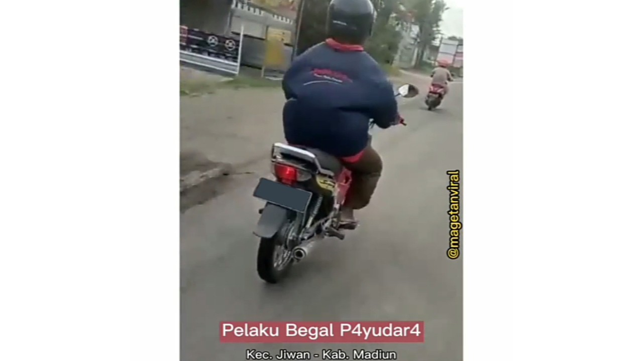 Pengendara sepeda motor yang diduga sebagai pelaku 'begal payudara' (foto Instagram)