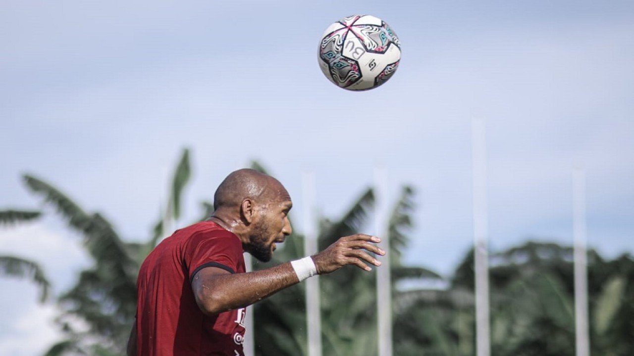 Bek tengah Bali United, Leonard Tupamahu
