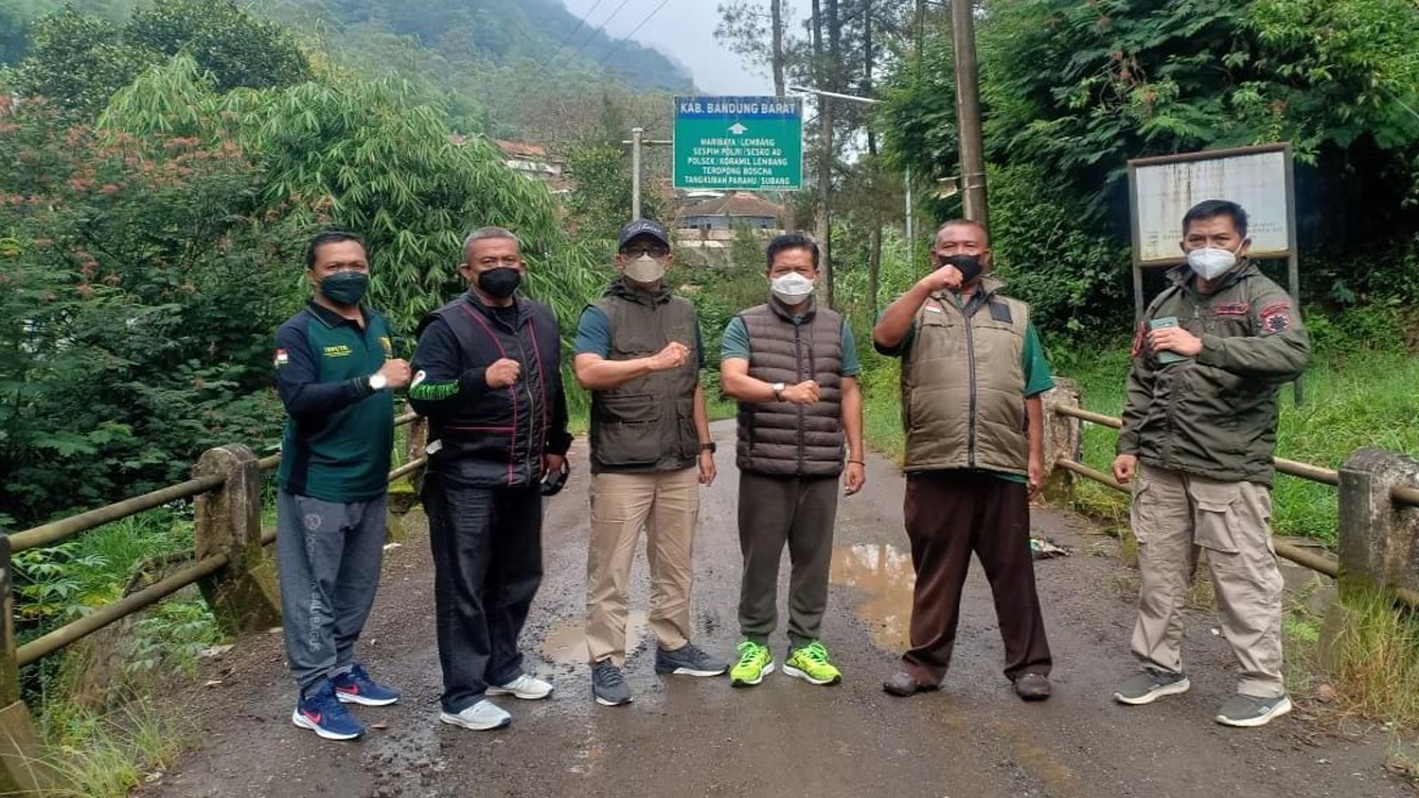Bupati Bandung bersama rombongan, saat tinjau lokasi jalan rusak di Desa Cipanjalu (Saifal)