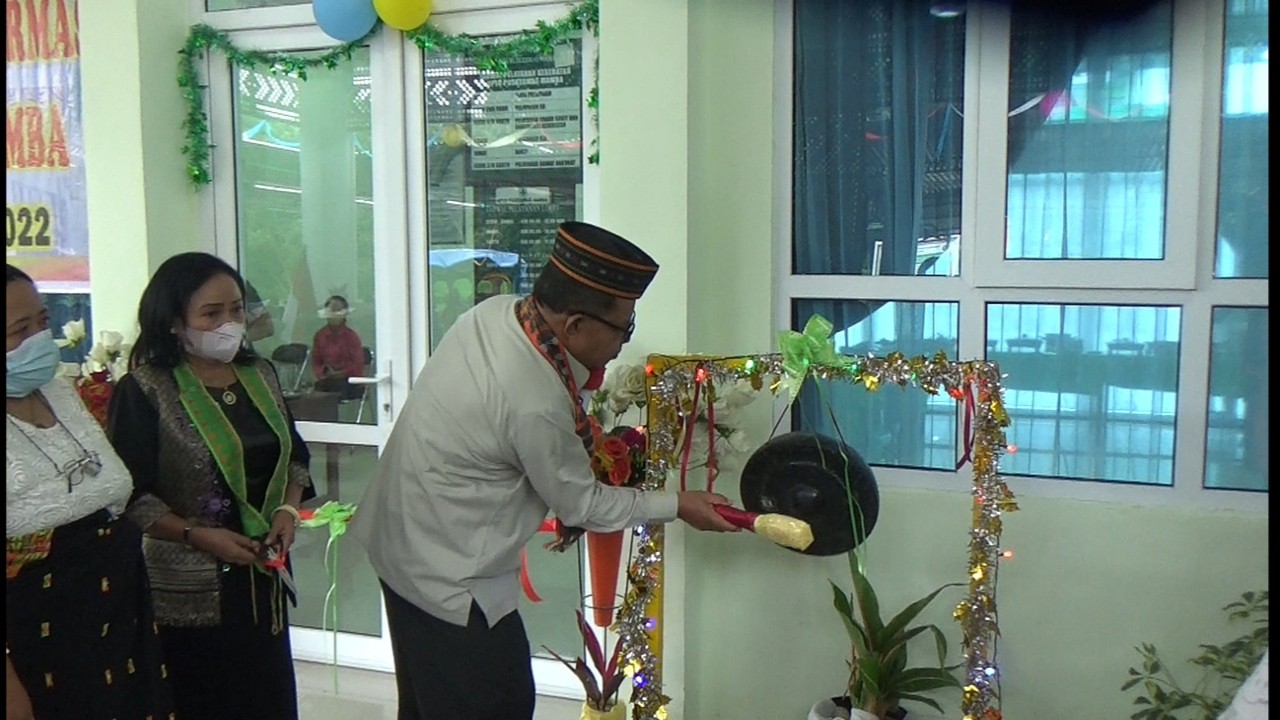 Bupati Manggarai Timur, Andreas Agas memukul Gong sebagai pertanda diresmikannya pemanfaatan gedung afirmasi Puskesmas Mamba. Foto ( Dok. Nusantara TV)