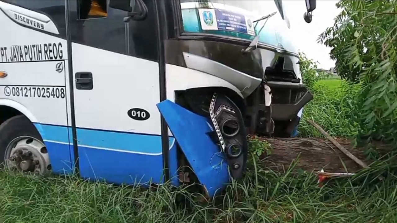 Bus yang menabrak sepeda motor (Arie Dwi Indarto)