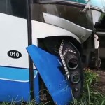 Bus menabrak sepeda motor-1644591683