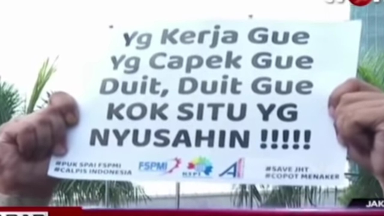 Demo buruh di depan kantor Kemenaker