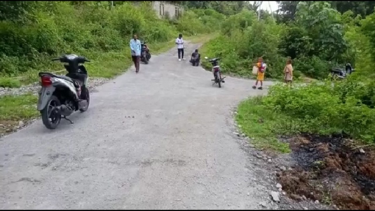 Pemerintah Desa Compang Kantar membangun infrastruktur jalan dalam mendorong pertumbuhan ekonomi. Foto (Istimewa)