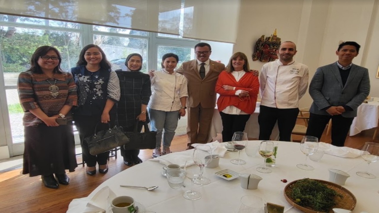 Dubes Ri di Lisabon Rudy Alfonso diabadikan bersama dengan para pengurus sekolah dan chef/ (Foto dok KBRI Lisabon)