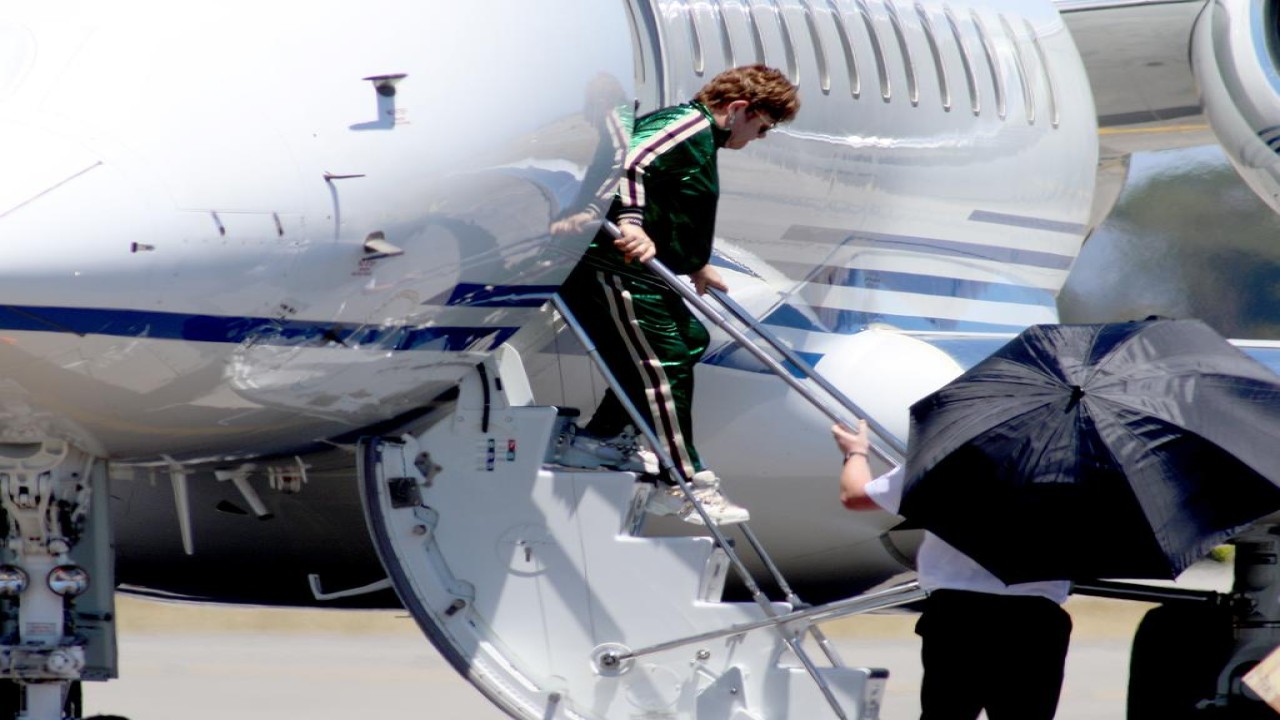 Elton John menuruni tangga jet pribadinya usai mendarat darurat di  dekat pantai Irlandia/ist