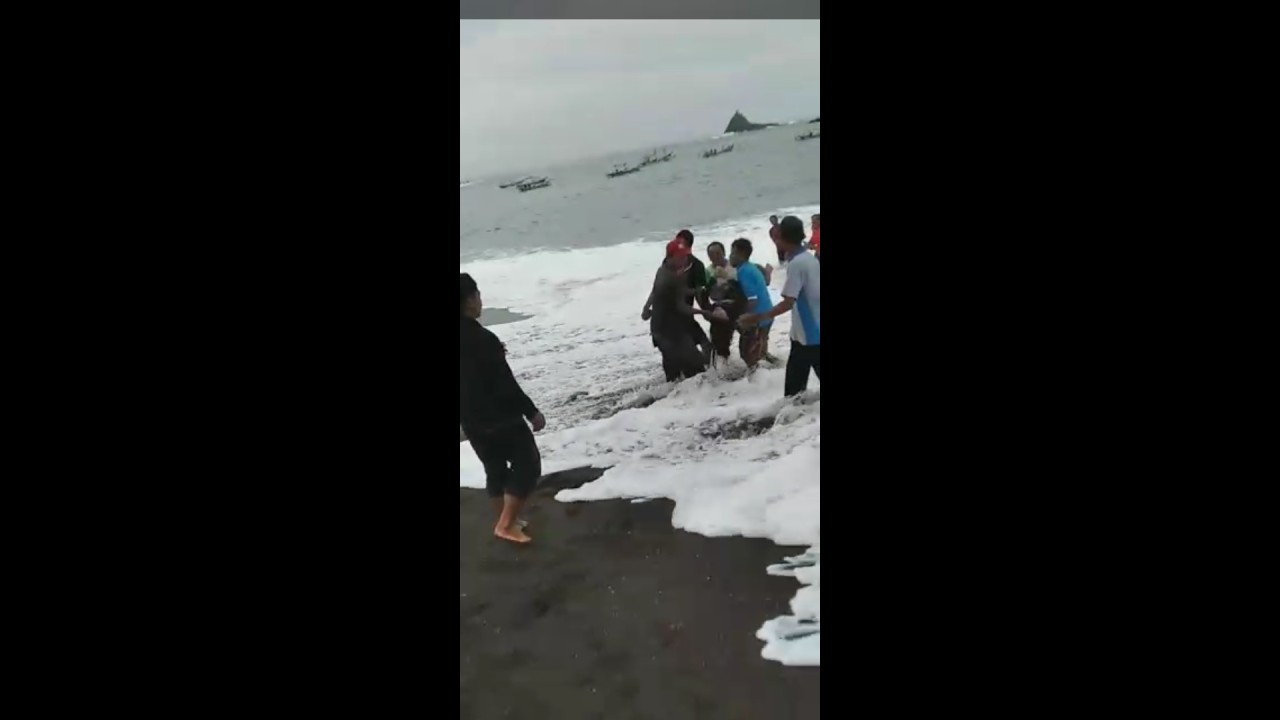 Evakuasi korban tewas Pantai Jember.