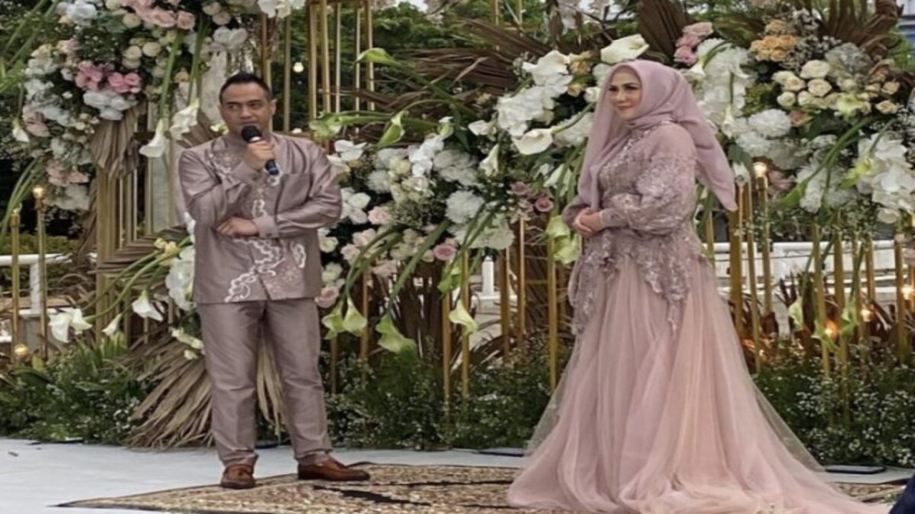 Ferry Irawan (kiri) dan Venna Melinda saat acara lamaran/ist