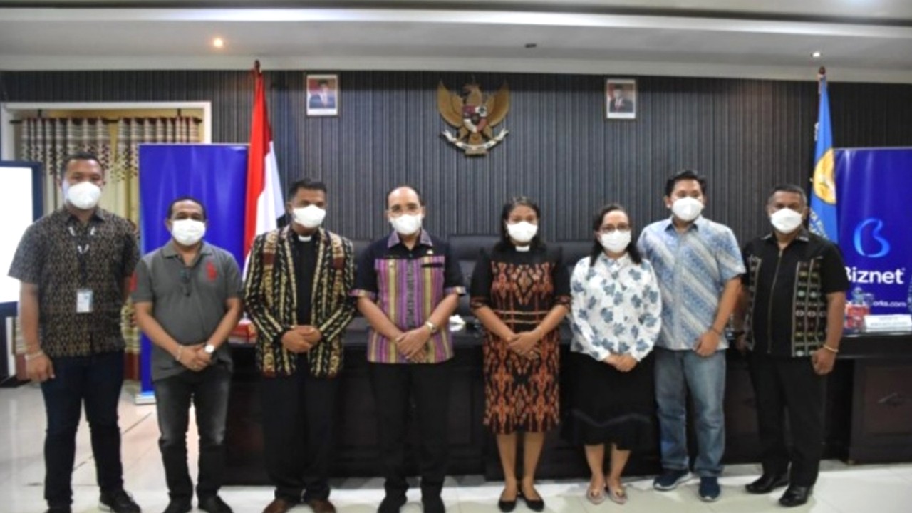 Wali Kota Kupang berpose bersama usai meresmikan perluasan jaringan Biznet di Kota Kupang. Foto (istimewa)