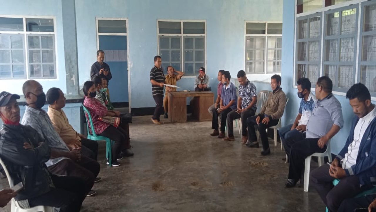 Belasan Perangkat Desa yang diduga diberhentikan sepihak oleh Kepala Desa mendatangi Kantor Camat Lamba Leda Selatan, Senin(31/1/2022). Foto: Yopie Moon