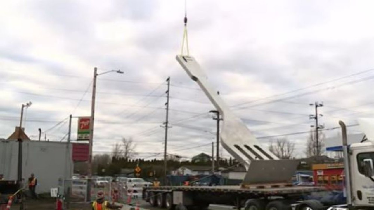 Kota Oregon menghadirkan garpu raksasa setinggi 11,28 meter. (Tangkapan layar/UPI)