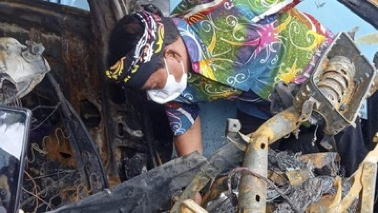 Gubernur Kaltara saat melakukan pengecekan mobil. (Antara)