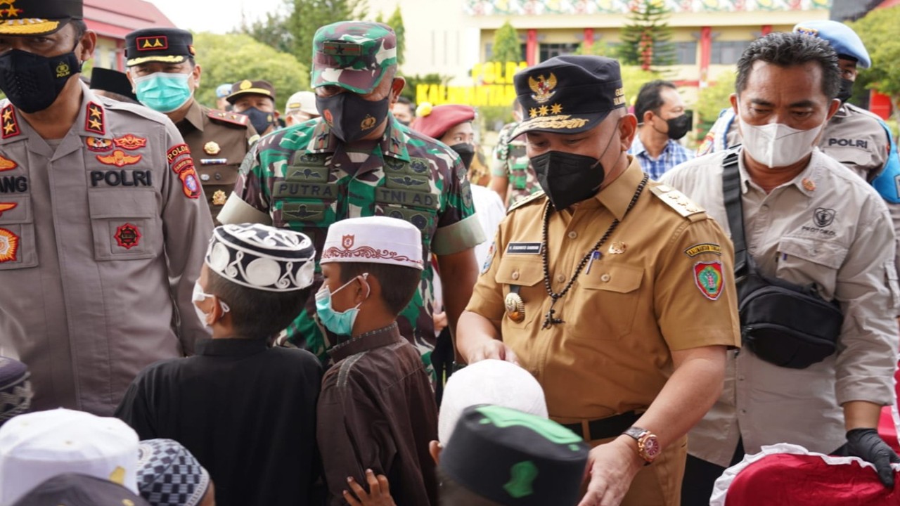 Gubernur Sugianto Sabran tinjau pelaksanaan vaksinasi massal. (Andre Faisal)