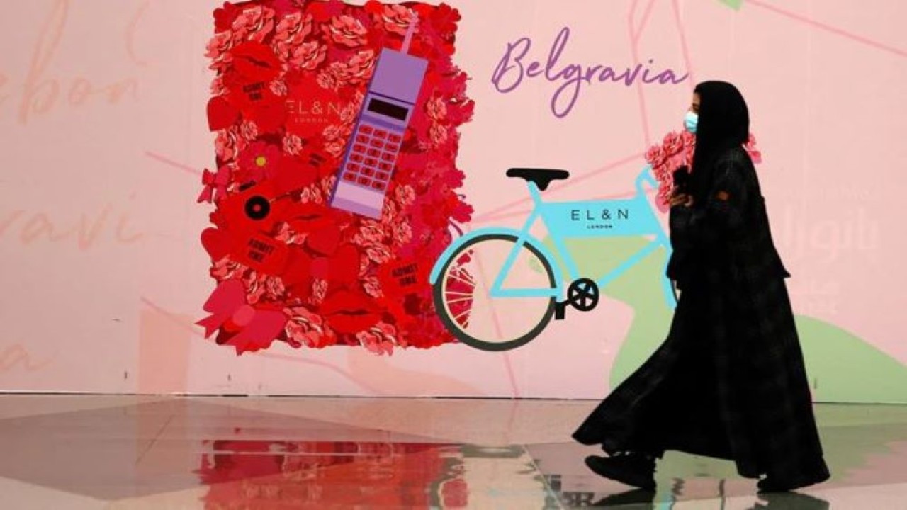 Pakaian dalam merah dipajang di etalase toko menjelang Hari Valentine. (NDTV)