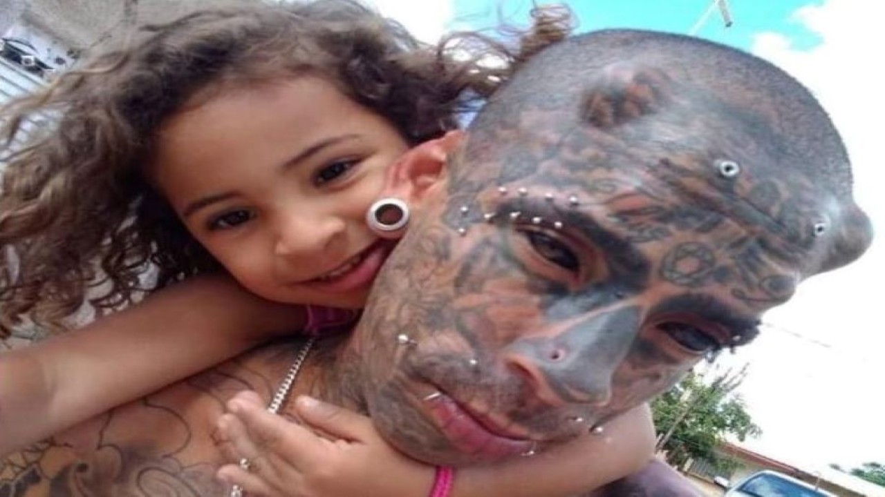 Seorang ayah di Kota Brasilia, Brasil, Pedro Kenso, mendapat julukan 'iblis'.  (Jam Press/The Sun)