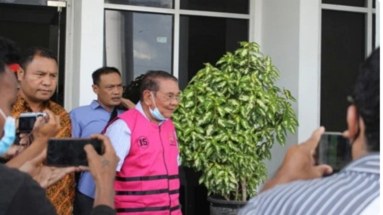 Mantan Bupati Kupang, Ibrahim Agustinus Medah mengenakan rompi tahanan warna pink ketika di bawah ke Rutan Kelas II B Kupang. Foto (istimewa)