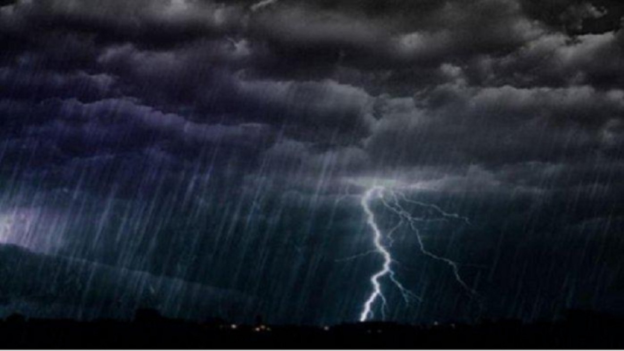 Ilustrasi hujan disertai petir/ist